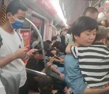 咱不道德绑架，就想问问你们，如果是你，你会让座吗？
