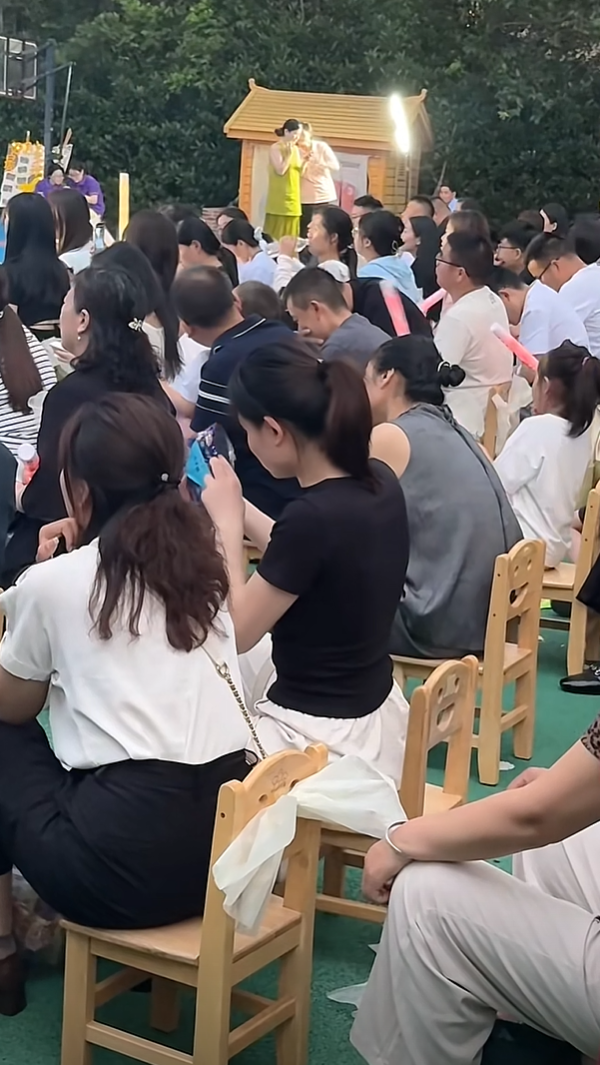闺女的毕业典礼，她妈就是吃