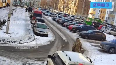 乌克兰某地，城市道路到处都是积雪，一个年轻人骑着自行车而来，被一个征兵官一把推倒