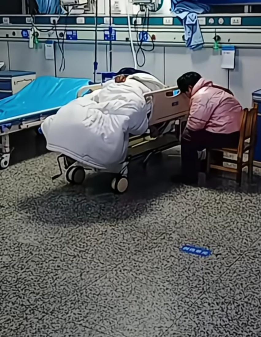 丈母娘生病住院，老丈人在医院陪护时晕倒，凌晨2点多儿子儿媳不接医院电话，最后联系