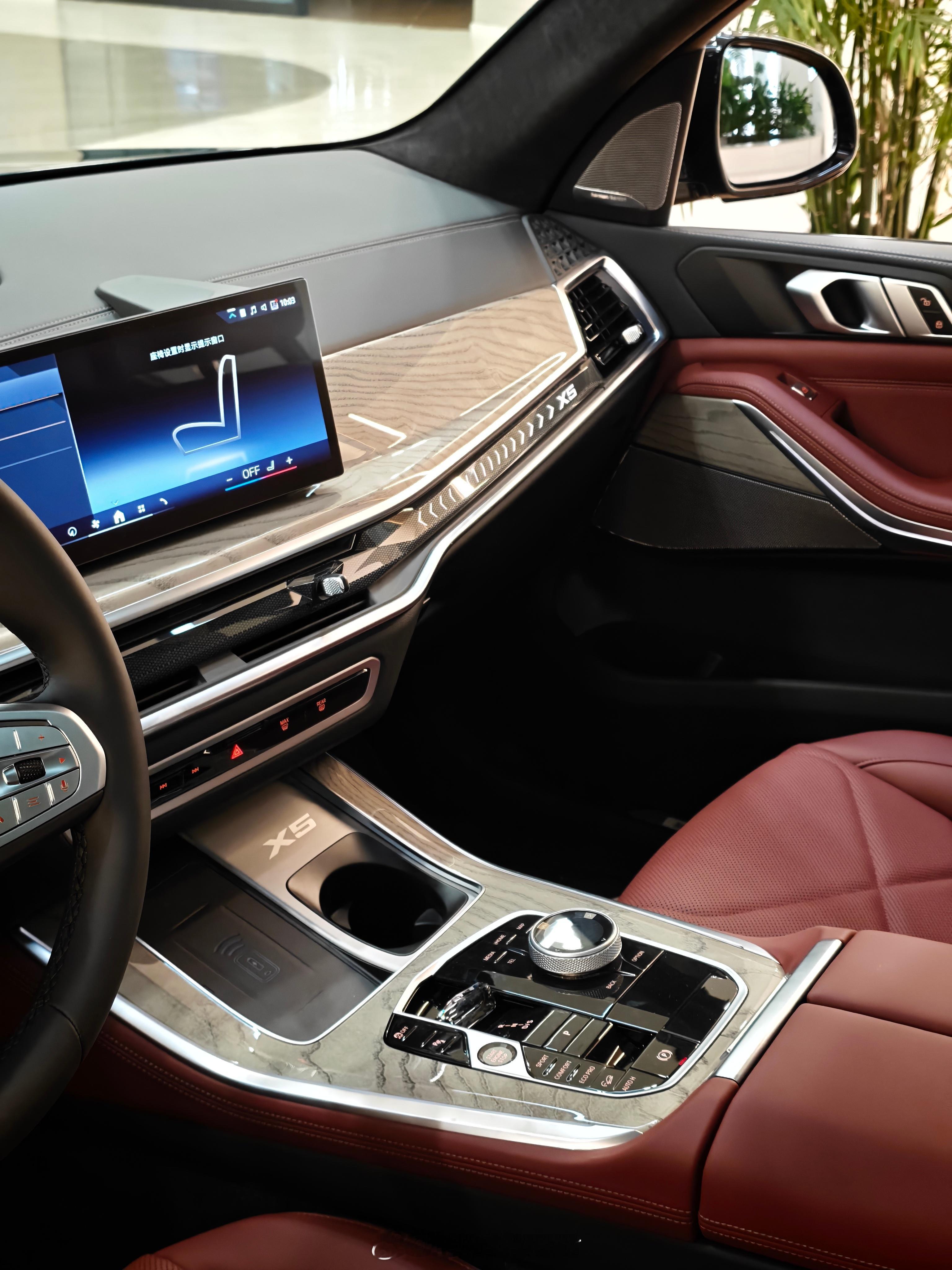 宝马X5中控区域，无线充电和水杯架，这单个水杯架真的难崩，买了两杯喝的如果放车门