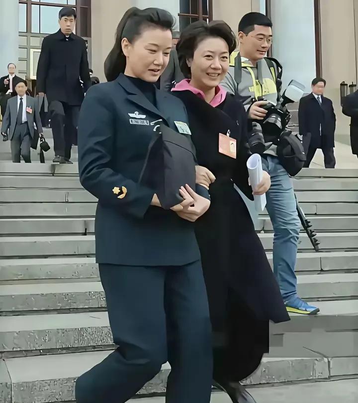 李胜素的素颜都这么漂亮啊！浓眉大眼柳叶眉，笑容甜美，气质典雅，妥妥的女神一枚！她