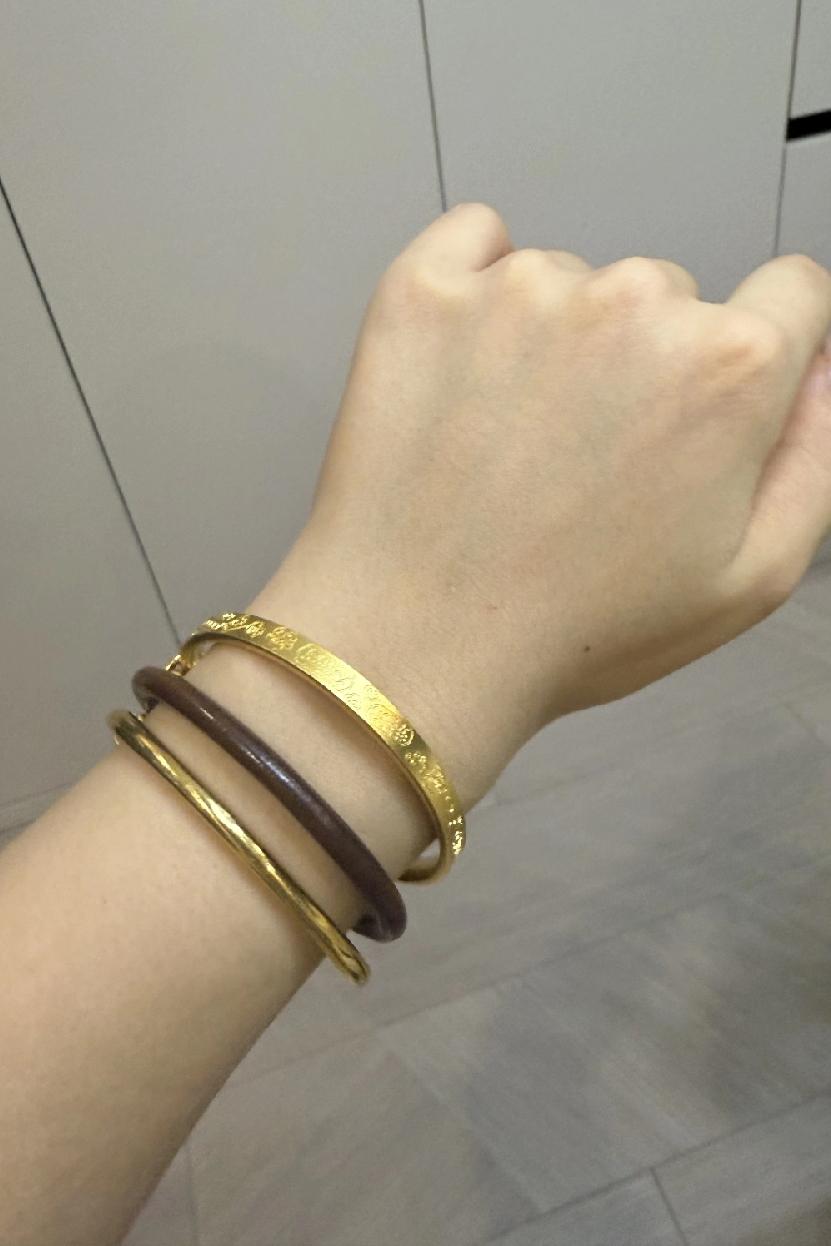 你信不信？一个女人手上戴没戴镯子，戴的什么镯子，就能看出她在家里的真实地位。