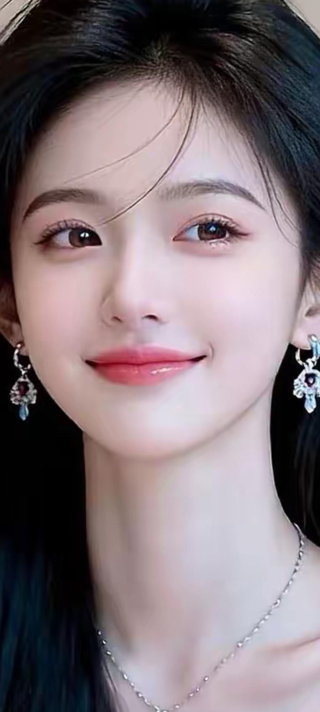 甜美笑容，闪耀耳环，优雅项链，完美妆容，女神范儿十足！💖✨