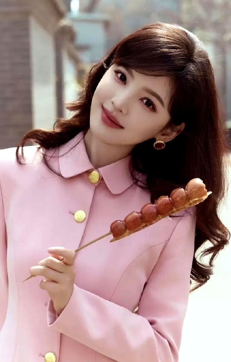 章若楠，原名章若男。她妈一句话点醒了她：“都二十多的姑娘了，也不知道为家里分