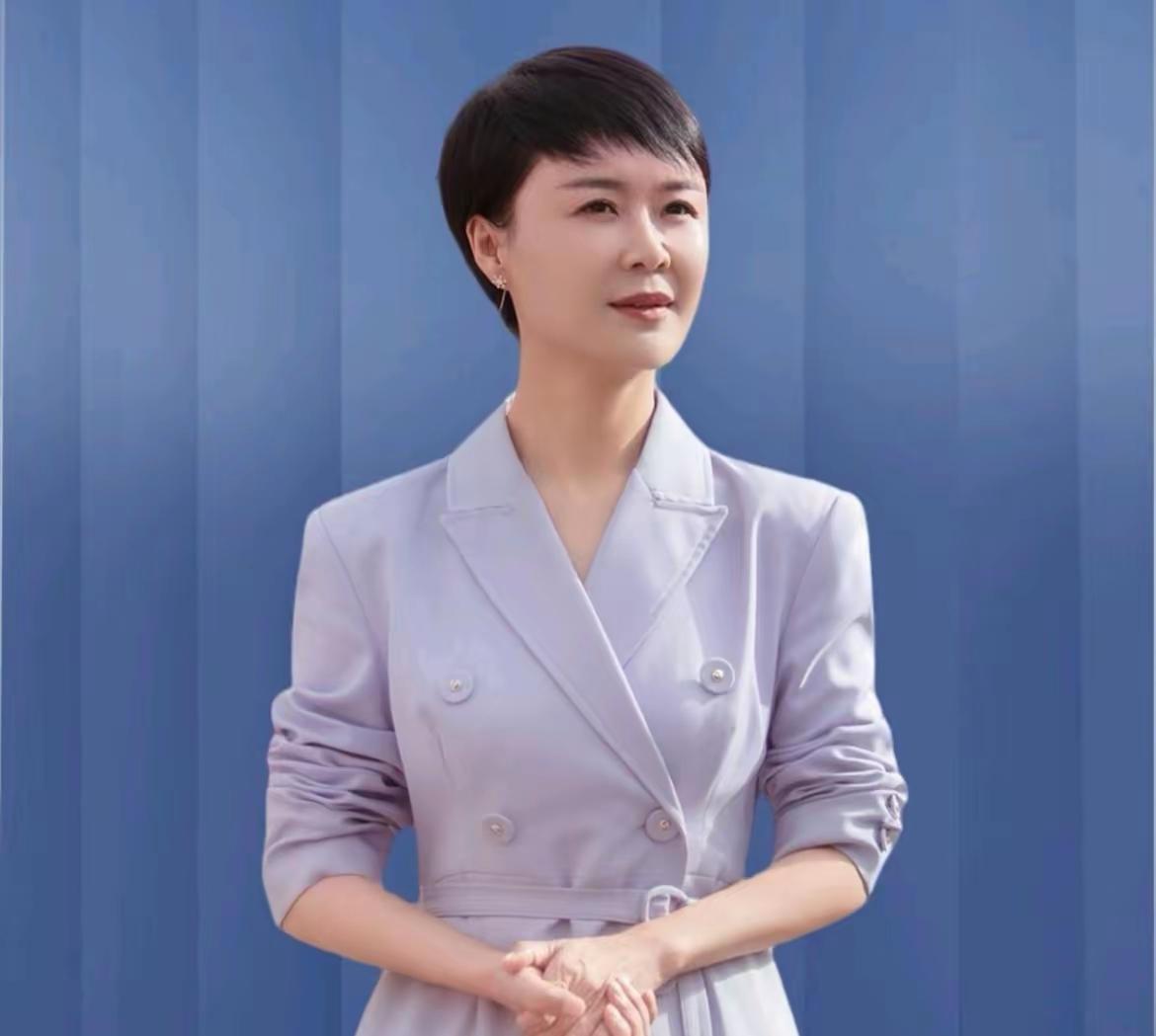 不敢相信，贺娇龙竟然去世了！这位曾经因为在雪地一身红衣骑骏马，为新疆昭苏县做