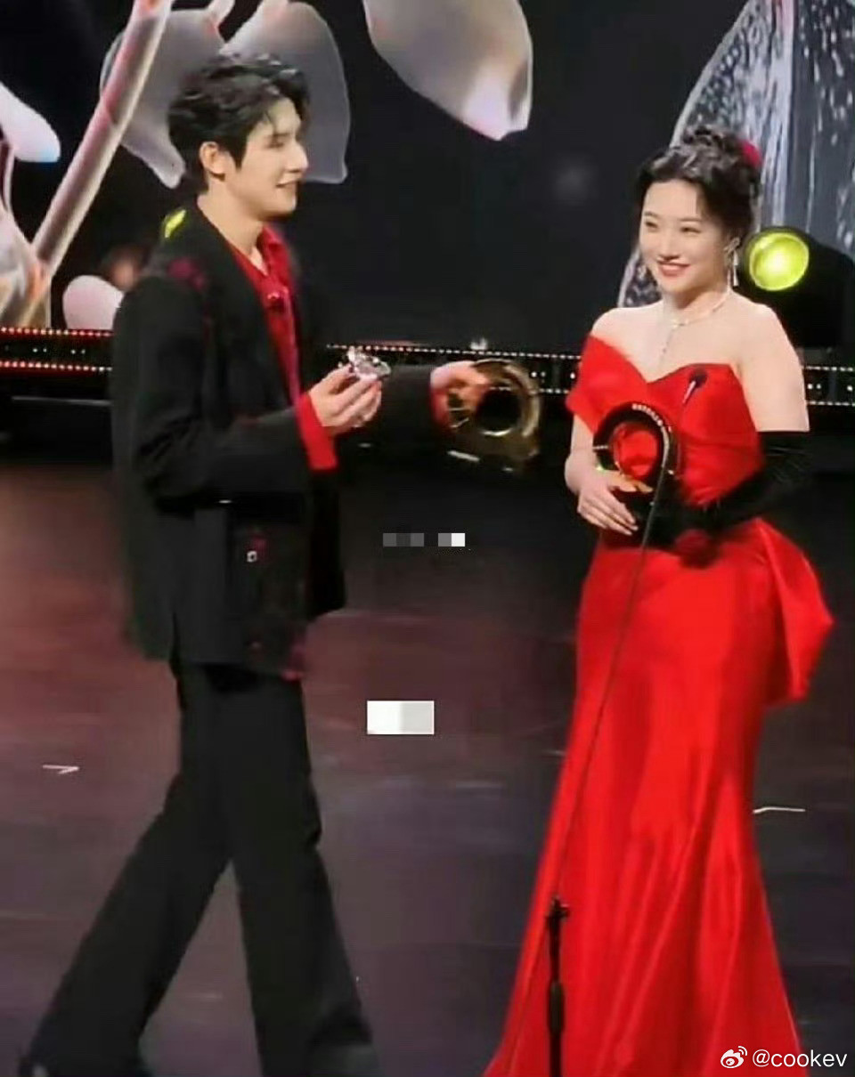 上综艺就这样秀恩爱把钱赚了，真的是服了