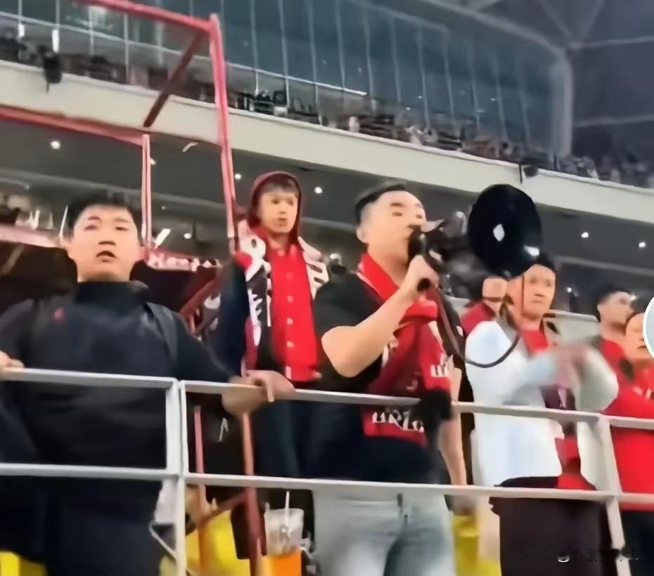 不知道这个小伙子跟河南有多大怨仇，看到自己支持的球队输给了河南队，手持喇叭在足球