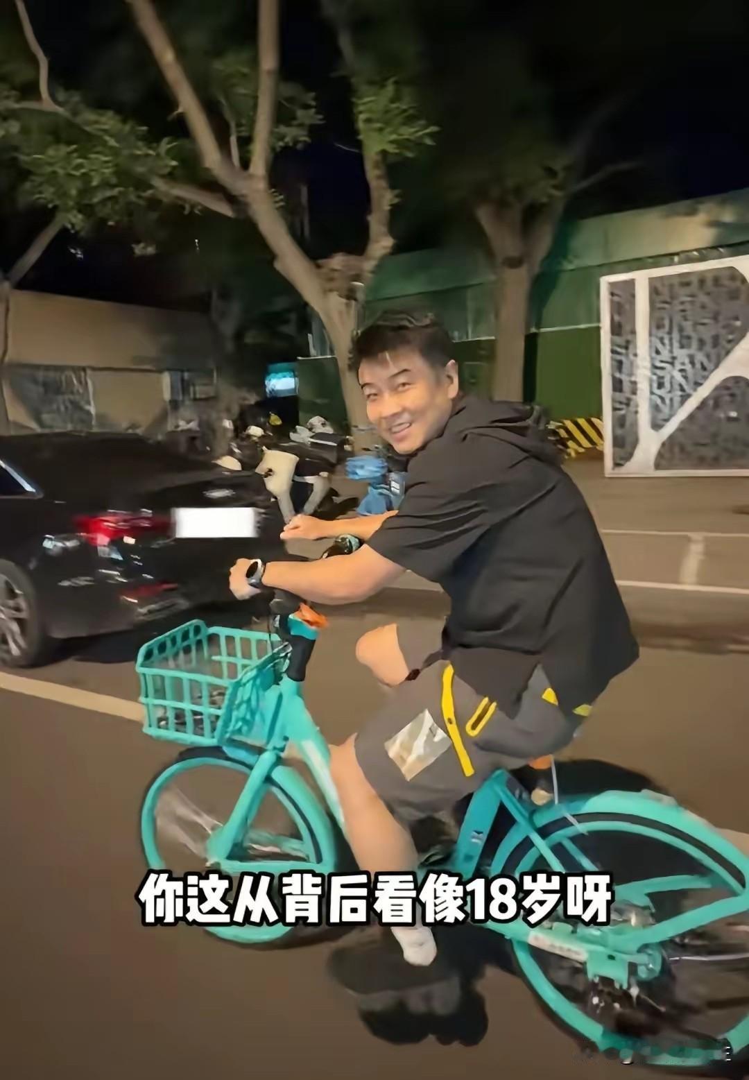 笑死我了！王皓和闫博雅骑自行车又被威胁了！原因是两人骑自行车，还并排着，