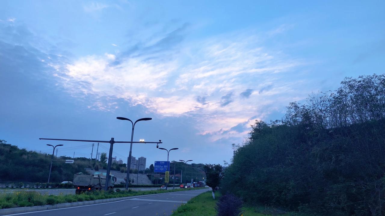 分享一张自然风景的照片蓝天白云的风景