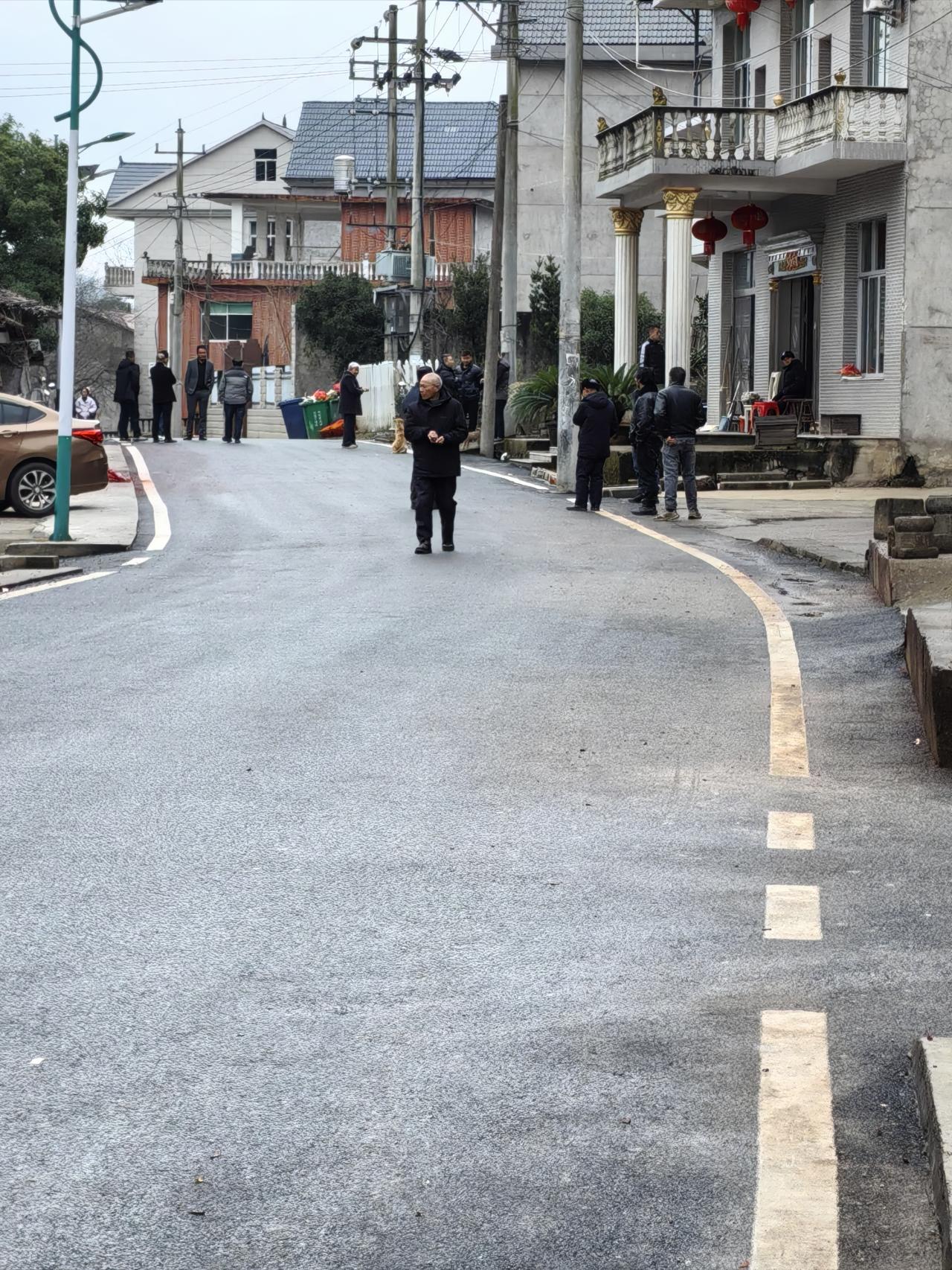 现在人的寿命比以前是真的要长寿很多。今天大年初一早上我和外婆去庙里，村里那些上