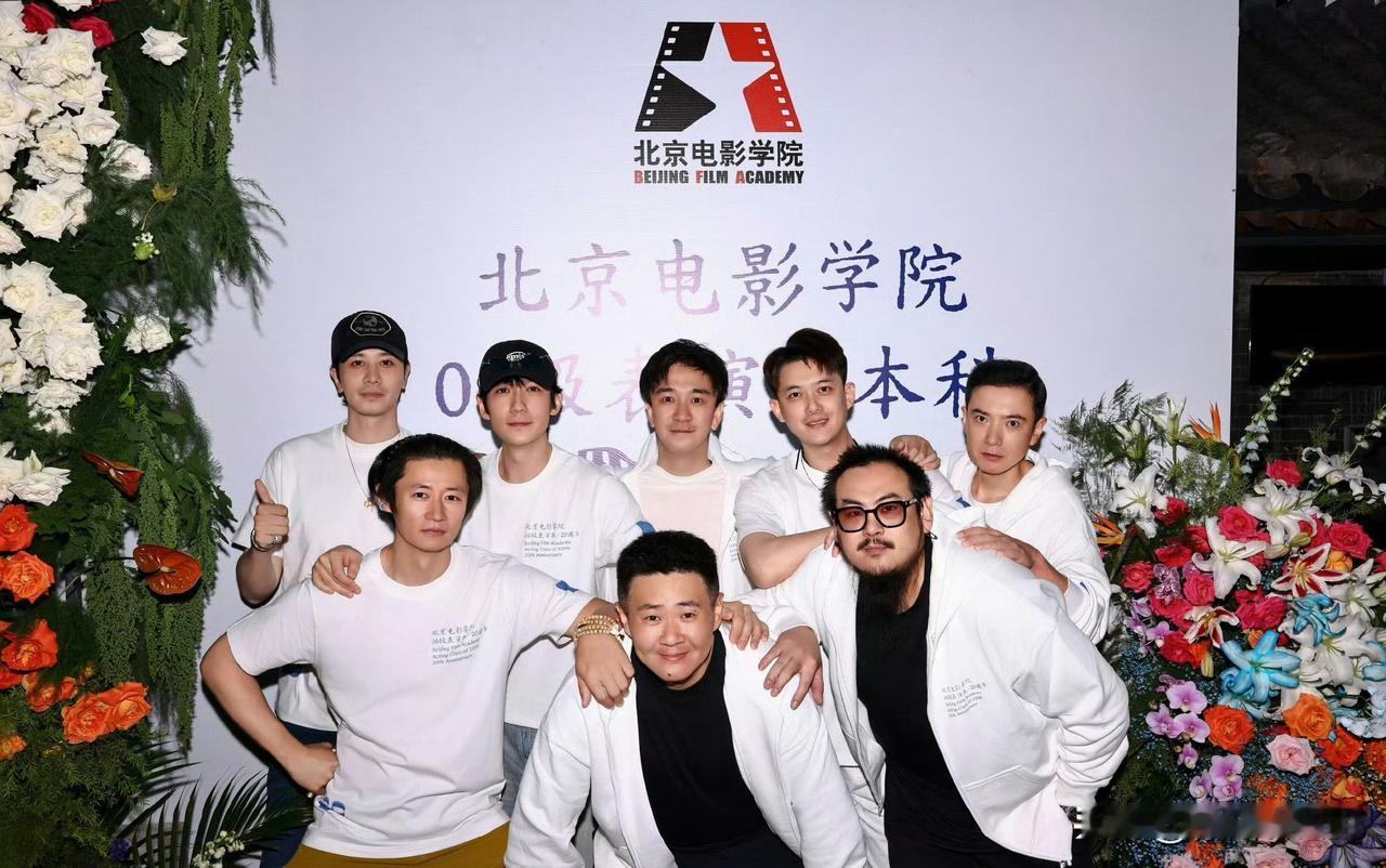 10月12日，朱一龙晒大学同学聚会合影朱一龙自费组织20周年同学聚会，还给所有