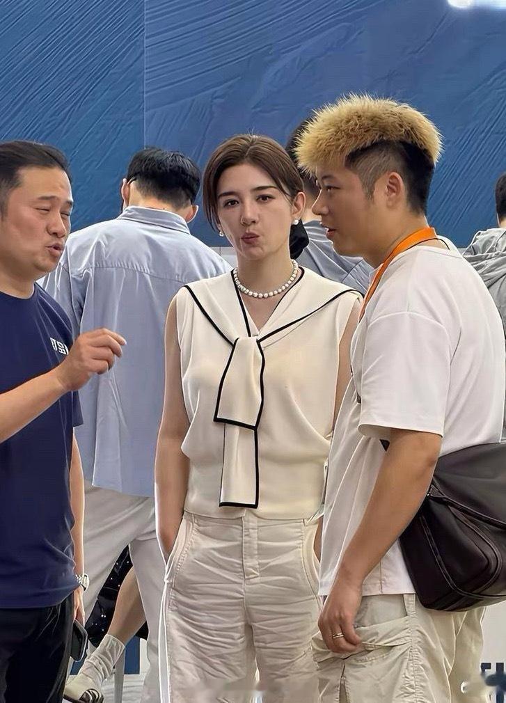 看到明星穿的裤子也会皱巴巴的有褶，我就放心了