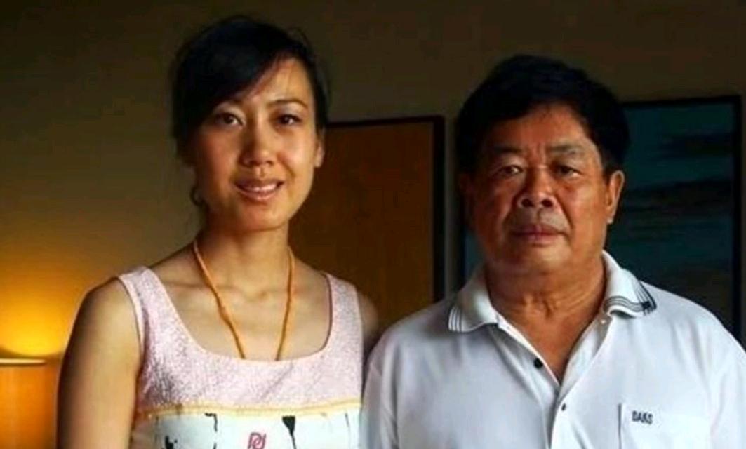 1971年，曹德旺当炊事员时，发现有女人偷东西，抓住她后，女人立马求饶：“只要你