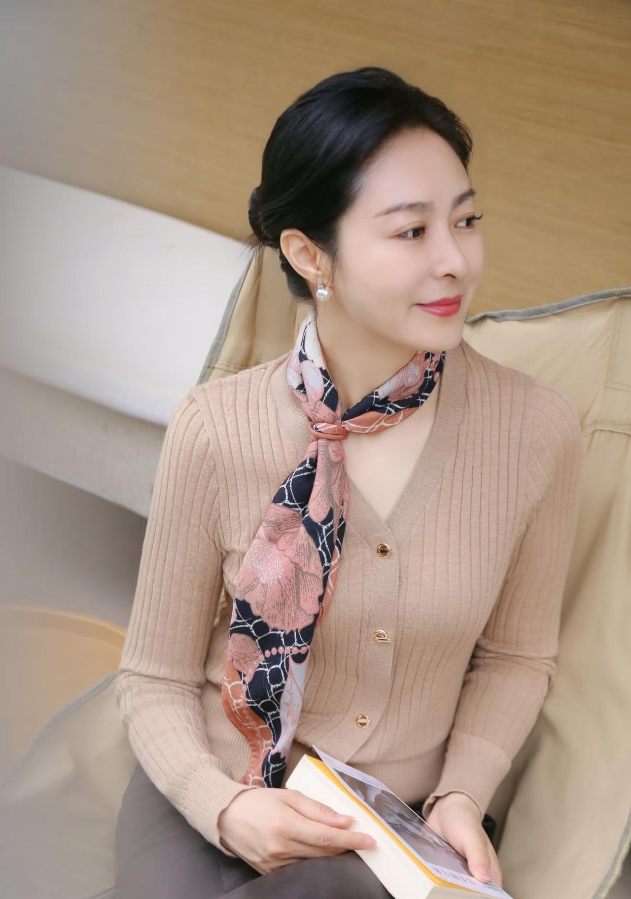 我挺欣赏那些会打扮的“妖精”女人。看着她们精致得体，就觉得那是一种热爱生活、善待