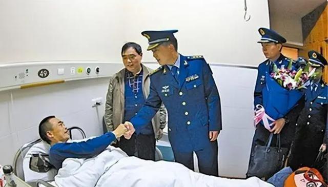 1988年，歼-6飞行员坠入深山后重伤，幸被江西农民所救，27年后，农民妻子打来