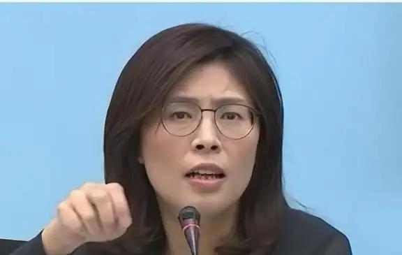 万万没想到，台湾省时事评论员郑丽文竟然抛出了这么犀利的问题！她问道：“如果有一天