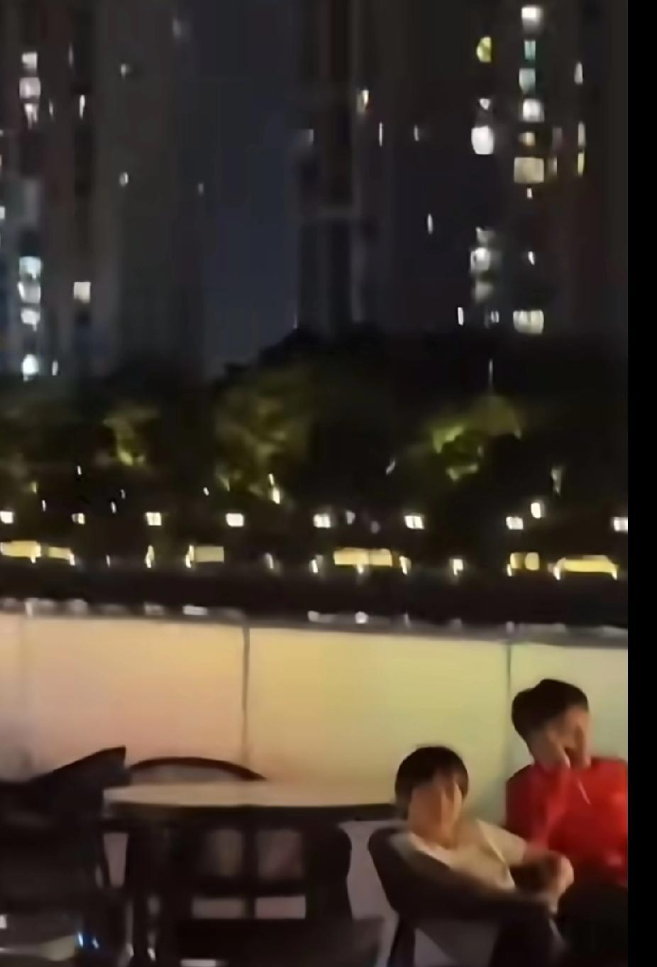 《全红婵天台日常太可爱！》夜晚天台，全红婵和好朋友陈艺文放松闲聊，突然对着镜头