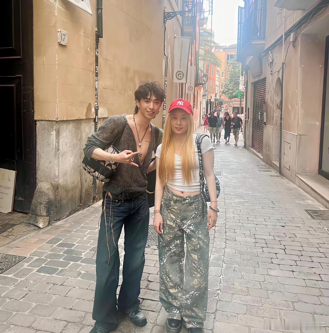 网友在英国偶遇伊能静儿子恩利，他不穿女装还挺正常的，穿搭时尚，身材高挑，长相也不