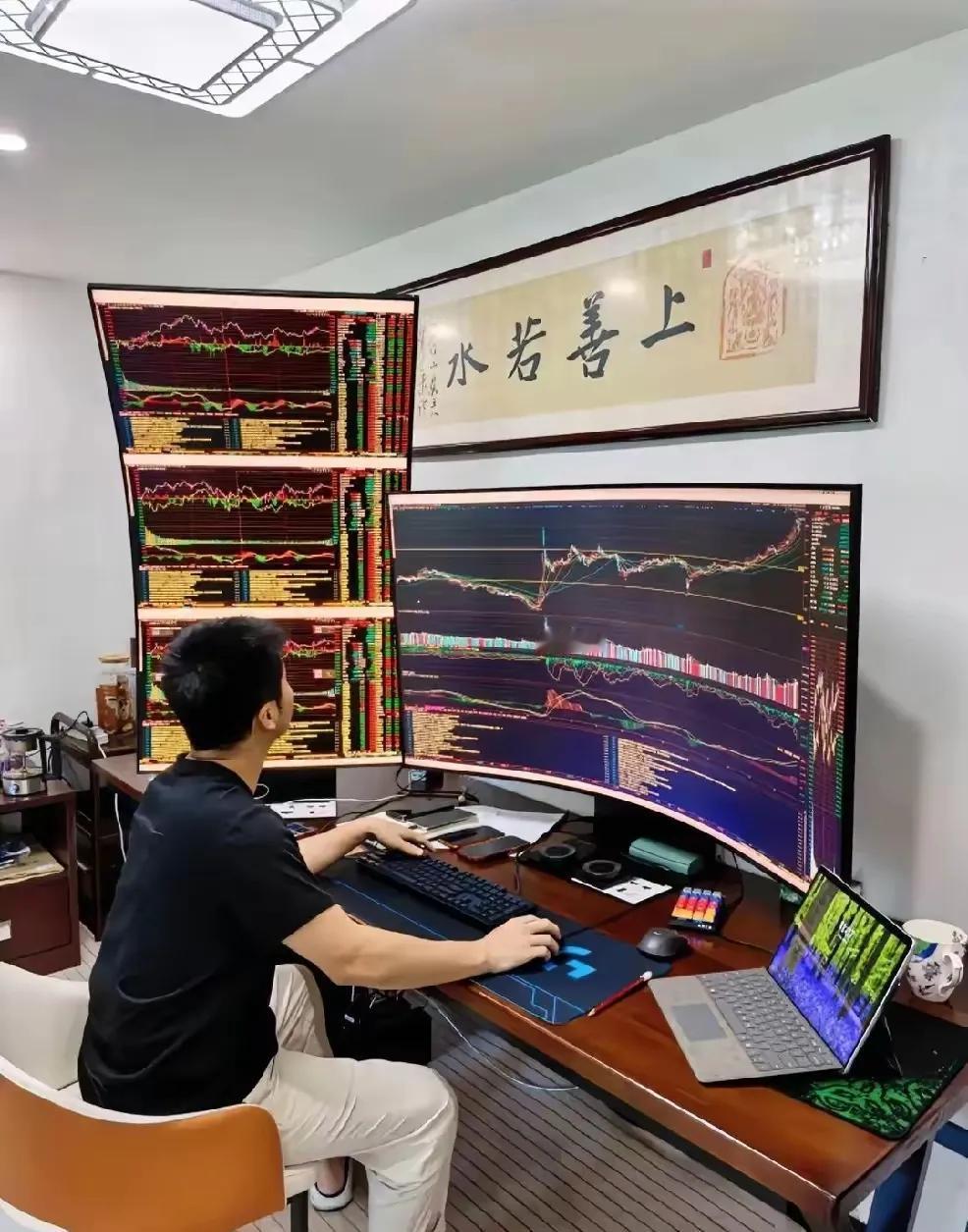 这就是传说中的炒股大户，看看人家的设备，就是豪，我们这种小散户没法比，大家说是不