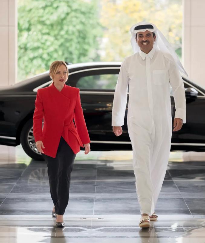 中东乱成一锅粥，意大利总理急赴卡塔尔“救火”！这身红衣太有戏。意大利总理梅洛