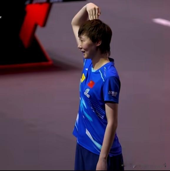 又被王曼昱可爱到了，新加坡大满贯宣传片发布。宣传片里国乒队员都是中规中矩，只有