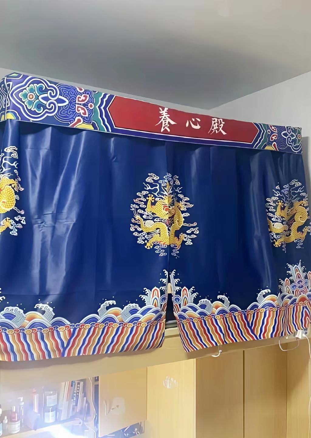 住着“养心殿”坐在“御书房”，这宿舍住的肯定不是凡人，正可谓有卧龙就有凤雏，其他