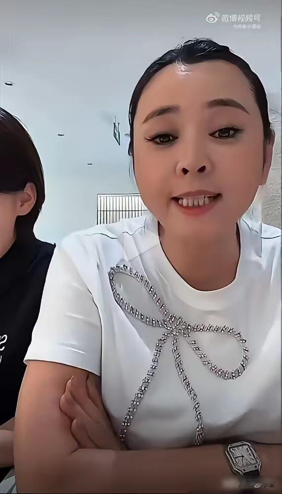 晋妈直播咬着后槽牙：“UU不来了，要勇闯世界！”听着让人后背发凉。26岁优优不