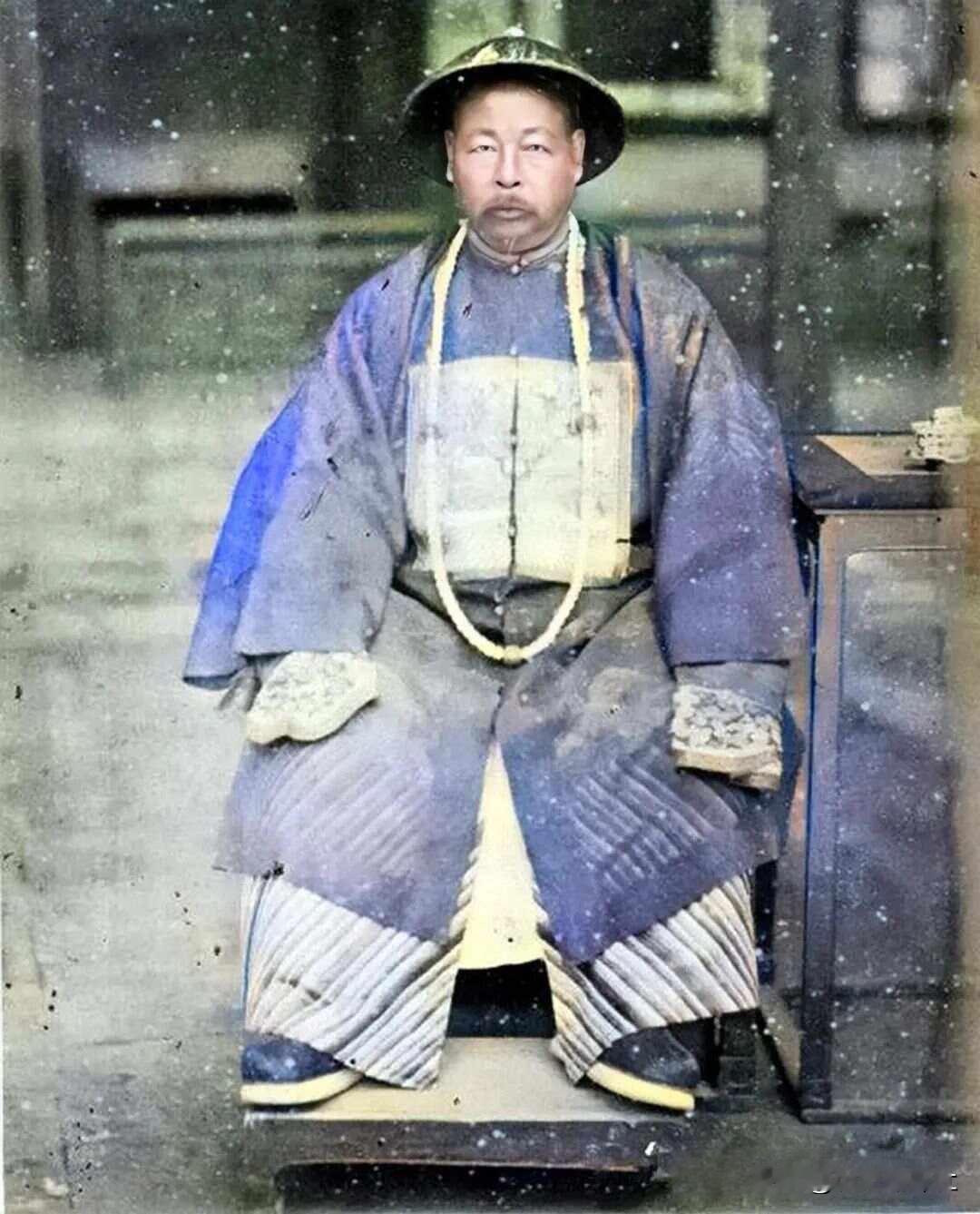 🌞1881年，71岁的左宗棠娶了17岁的章怡为妾。洞房花烛夜，章怡慌忙拭去
