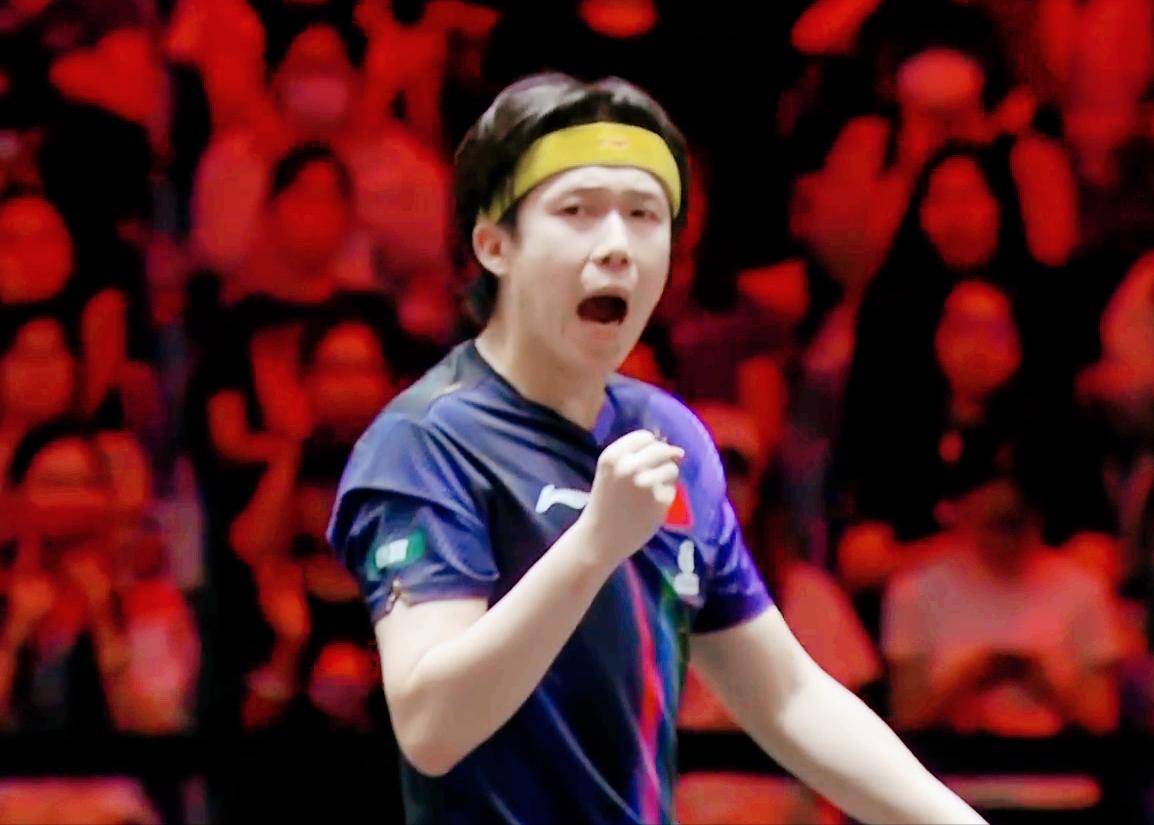 快来看，刘国正不务正业了，他不是在解说，而是在炫耀。他说：王楚钦和林昀儒打法