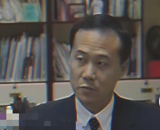 原来王石年轻时长这样。这是1995年，王石接受采访时的样子。那时的他才44岁。不