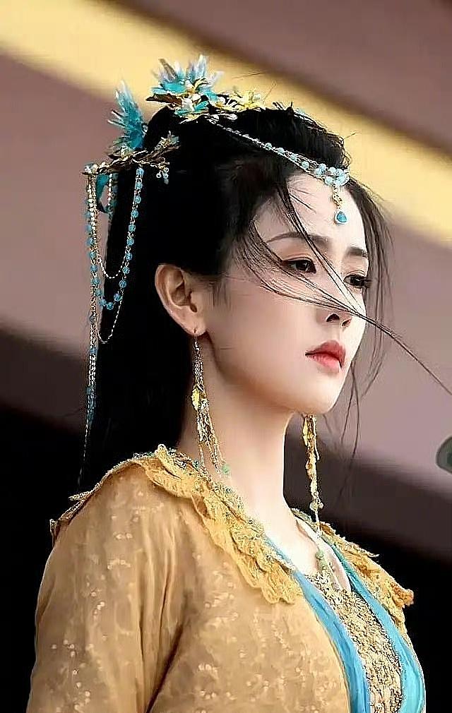 卢昱晓拿着道具刀架戏，反反复复拿反都不主动重拍，偷偷调整想蒙混过关。严肃丧服戏