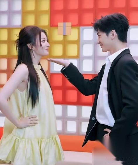 杨洋藏了五年的人，根本不是王楚然。当年拍《新红楼梦》，谁没嗑过他跟李沁那对眼