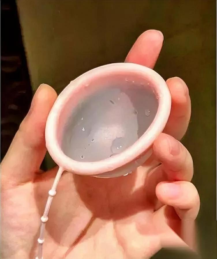 我外甥女昨天跟我说的事，我愣了半天没缓过来。她现在来姨妈用个“小圆盘”，上厕