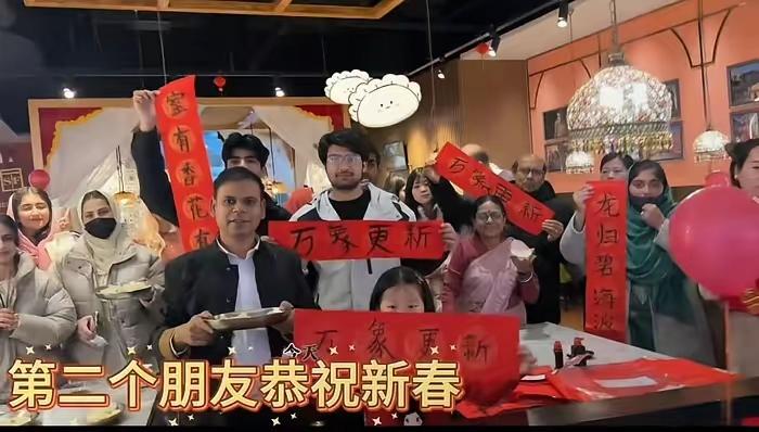 塌房了！印度媳妇丹丹和老公荣生开的网红餐厅，一夜之间门可罗雀。保定时期引进