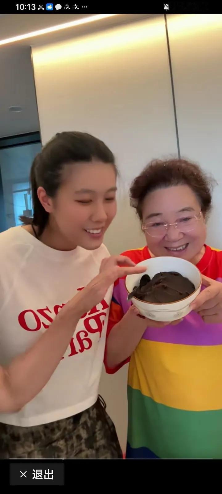 这个女孩儿是吴琼妹妹的孩子。但是吴琼把她当女儿养，平常称呼也是女儿，阮巡的妈妈
