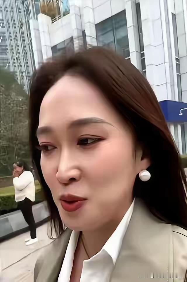 “资源投入不少，悠悠还是没火！东方甄选力推的她，热度却拼不过潇潇。当初董宇