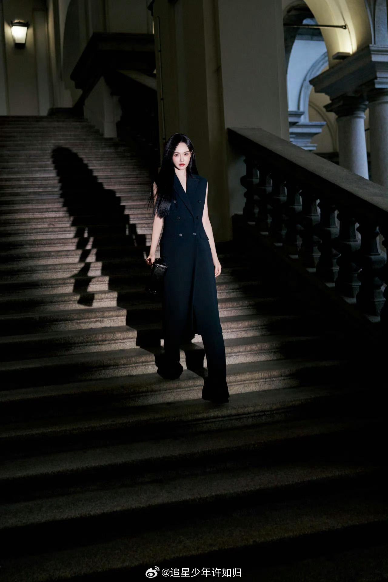 唐嫣好笔直的一条人唐嫣往那儿一站，整个画面都跟着挺拔起来。黑色西装剪裁利落，黑