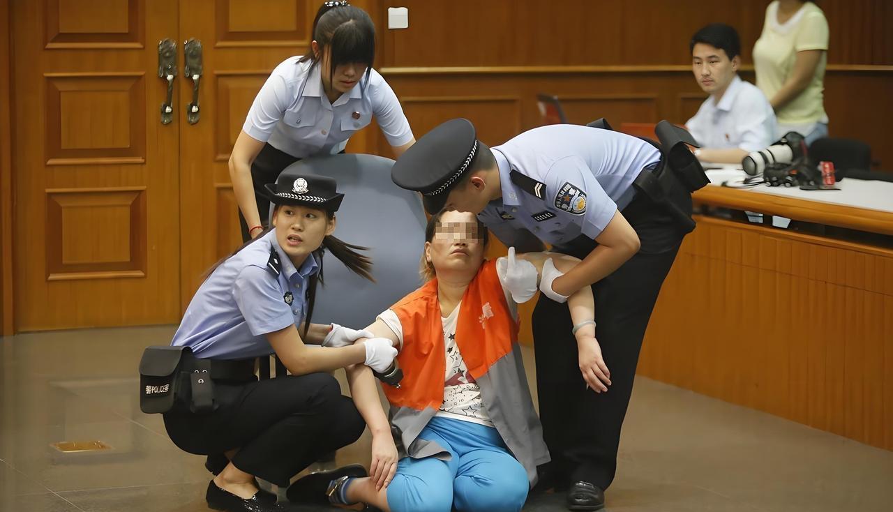 其实死刑犯在被执行前大部分都浑然不知，直到下车后才面无血色，那么死刑犯在执行死刑
