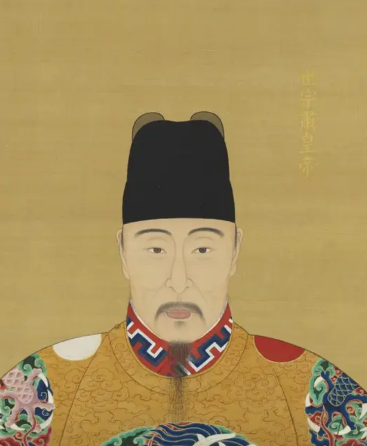 嘉靖十年，朱厚熜都25岁了，还一直没生出娃，心里怕的不行，如果真生不出来，他折腾