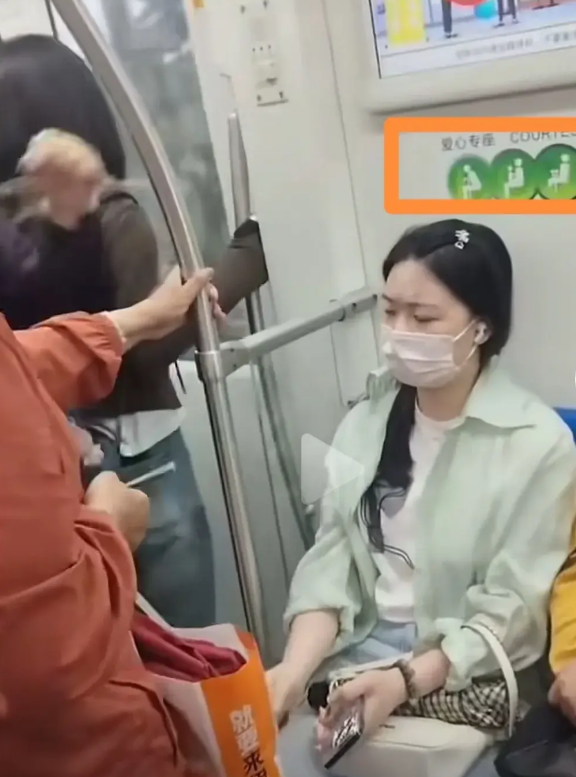 到底该不该让呢？图中，地点是上海，没错，又是上海！一位年轻女孩上了一天班，晚上