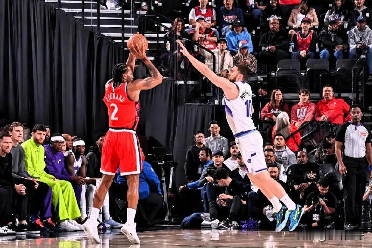 小卡把快船队记者打服了！今日快船以118-101战胜强敌爵士。赛后，快船记者