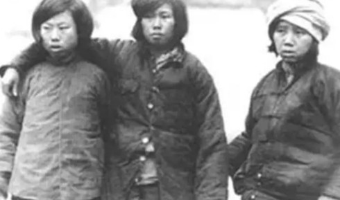 1937年，15岁漂亮女红军被敌人抓住，捆在行刑台，她挺胸抬头等着死亡降临。谁料