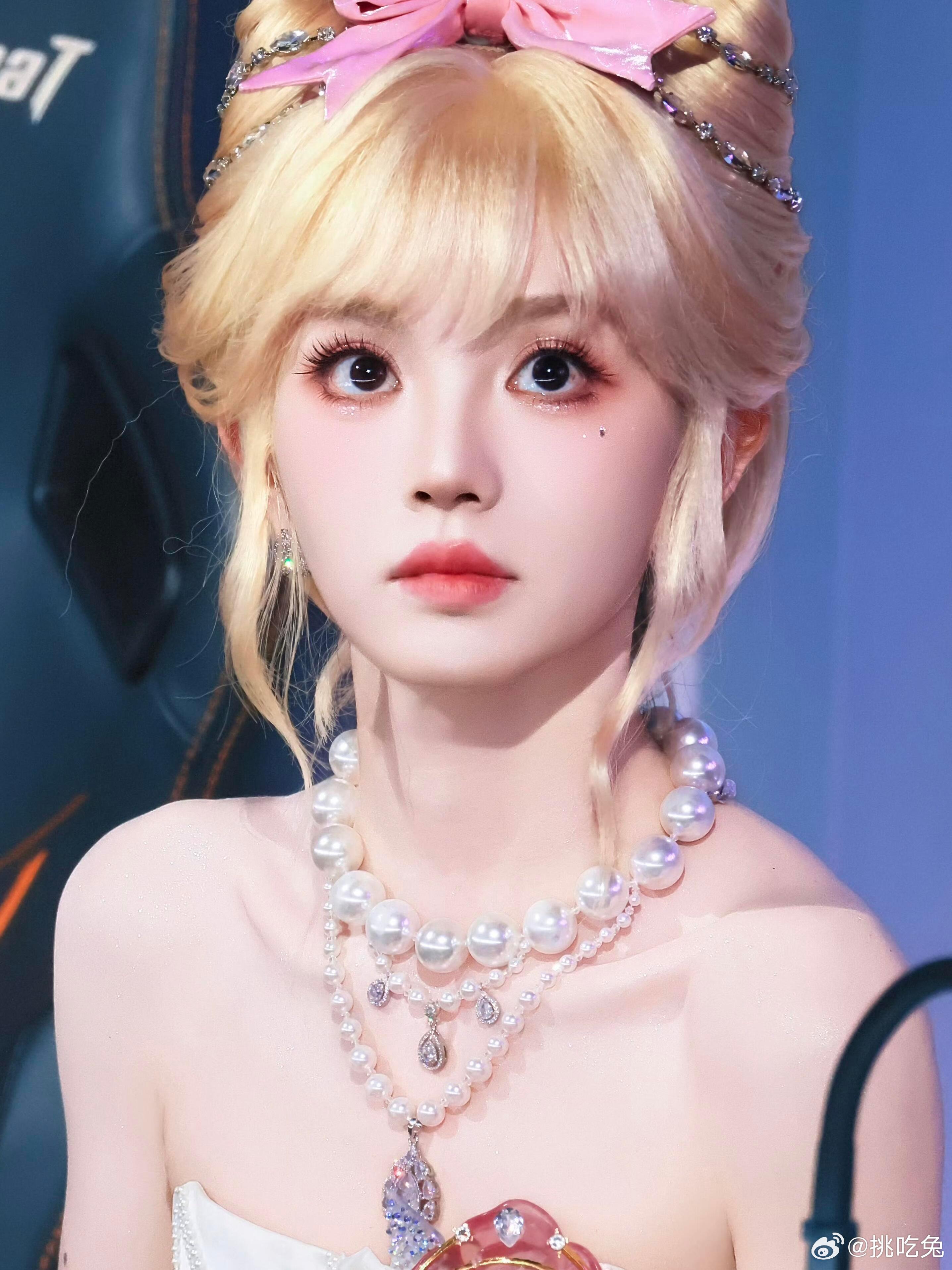 田曦薇穿衣显瘦，脱衣有肉！胸位低，平时看着不大，聚拢就会很明显。。羡慕了