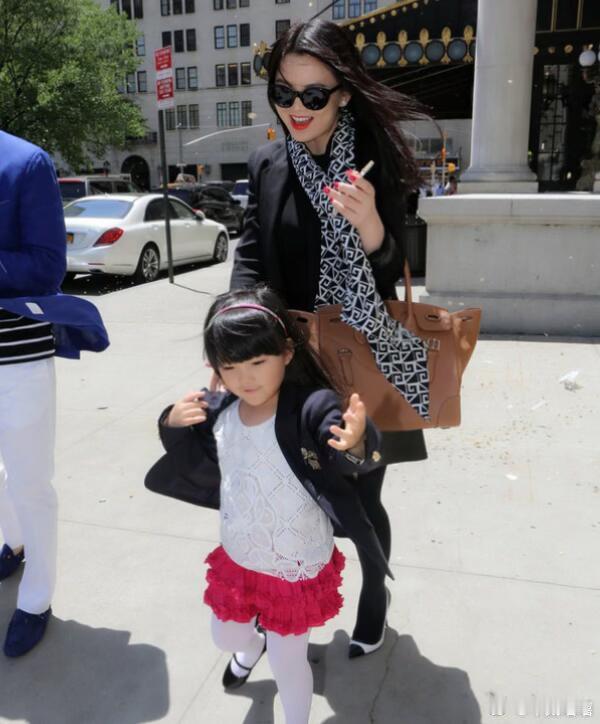 这个时候的李湘好美，她真的好爱女儿，每一张和女儿同框的照片身体眼神都是满满爱意