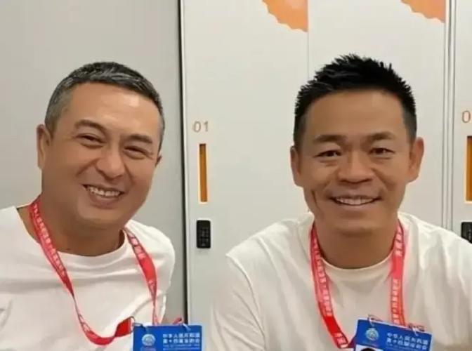 张嘉译和孙浩这俩人，一个唱《中华民谣》火遍全国，一个还在剧组跑龙套。孙浩当年