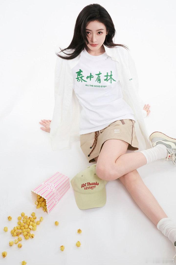 张天爱的胯一般人胜任不了谁看了不喊绝！张天爱这腰臀比真的犯规，胯部线条优越到一般