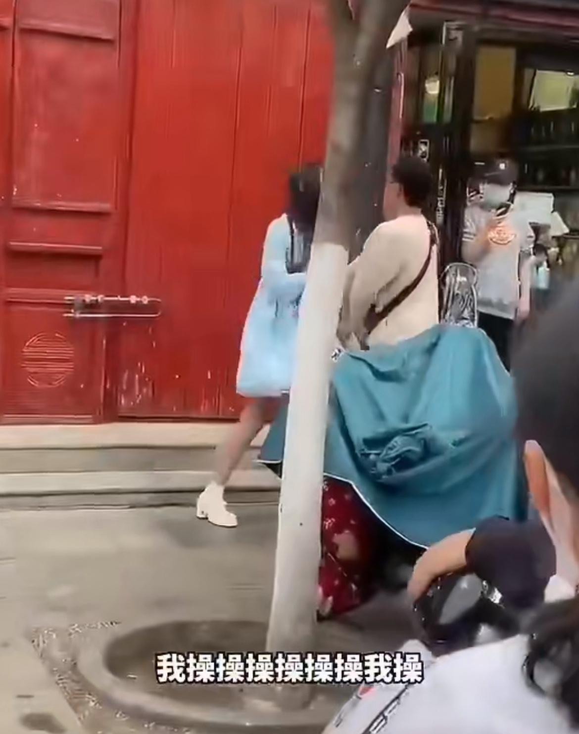 一段河南开封街头小仙男和小仙女的心酸对话。小仙男：caocaocao…我为了给