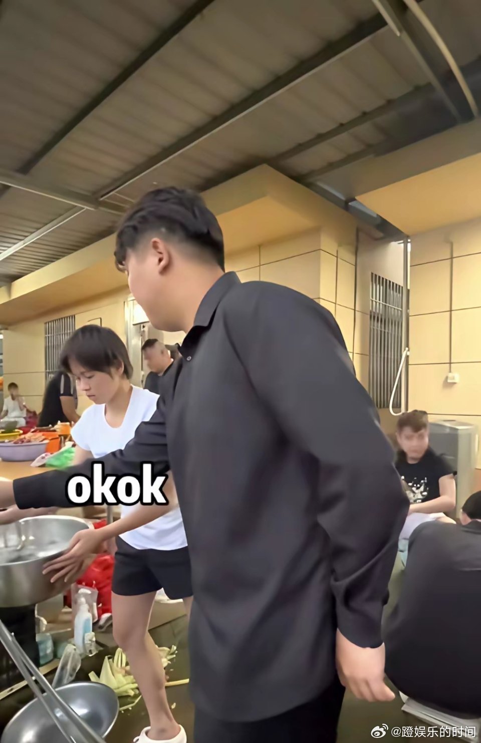 刷到全红婵在家过中秋的照片，心里咯噔一下。什么水花消失术，什么天才少女，什么奥运