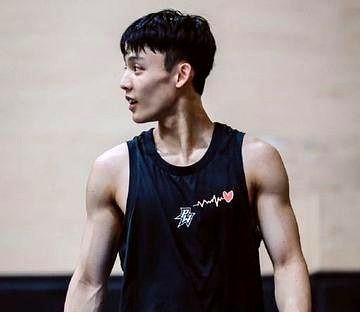 段睿骐万一去宏远，只能无休止地做第三替补。而辽宁，张俊豪已远赴西班牙，段睿骐来